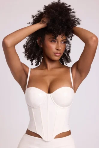 Cassandra vinyl beugelcorset crop top in wit