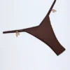 Cebu stringbikini met charm-detail in donkere chocoladebruin