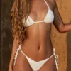 Cebu stringbikini met strik aan de zijkant en kralen in wit met luipaardprint