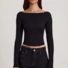Charliane Modal top met boothals en lange mouwen in zwart