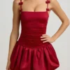 Cirilla minijurk met strikdetail en gerimpelde bubbelzoom in True Red