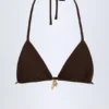 Comoros driehoekige bikinitop met charm-detail in donkere chocoladebruin