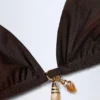 Comoros driehoekige bikinitop met charm-detail in donkere chocoladebruin