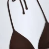 Comoros driehoekige bikinitop met charm-detail in donkere chocoladebruin