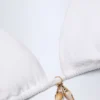 Comoros driehoekige bikinitop met charm-detail in wit
