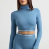Crop top met lange mouwen en col zonder rug in staalblauw