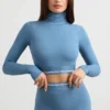 Crop top met lange mouwen en col zonder rug in staalblauw
