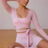 Crop top met lange mouwen en overslag in zachtroze