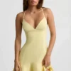 Daria minijurk met lage taille en vetersluiting in geel