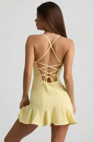 Daria minijurk met lage taille en vetersluiting in geel