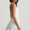 Daria minijurk met lage taille en vetersluiting in wit