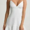 Daria minijurk met lage taille en vetersluiting in wit