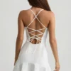 Daria minijurk met lage taille en vetersluiting in wit