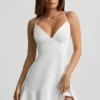 Daria minijurk met lage taille en vetersluiting in wit