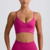 Define Luxe sportbeha met V-hals in Berry