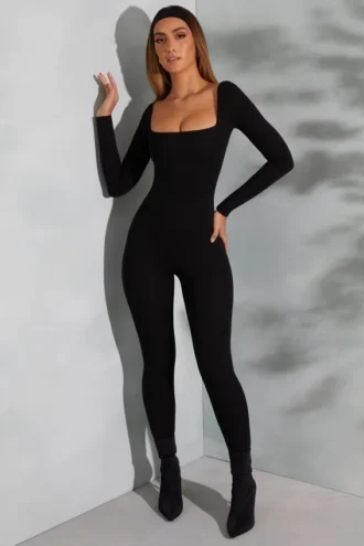 Delanie jumpsuit met vierkante hals en lange mouwen in zwart