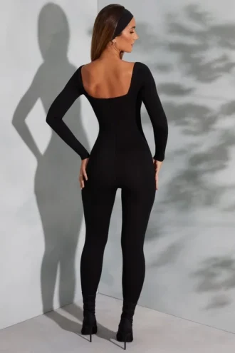 Delanie jumpsuit met vierkante hals en lange mouwen in zwart