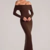 Depny off-shoulder maxi-jurk met lange mouwen in chocoladebruin