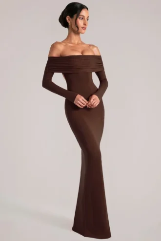 Depny off-shoulder maxi-jurk met lange mouwen in chocoladebruin