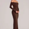Depny off-shoulder maxi-jurk met lange mouwen in chocoladebruin