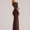 Depny off-shoulder maxi-jurk met lange mouwen in chocoladebruin