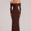 Depny off-shoulder maxi-jurk met lange mouwen in chocoladebruin