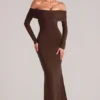 Depny off-shoulder maxi-jurk met lange mouwen in chocoladebruin