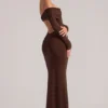 Depny off-shoulder maxi-jurk met lange mouwen in chocoladebruin