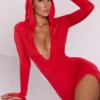 Desdemona maxi-jurk met capuchon en lange mouwen in vuurrood