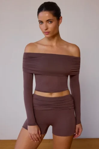 Doorschijnende off-shoulder top met lange mouwen in taupebruin