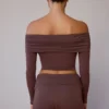 Doorschijnende off-shoulder top met lange mouwen in taupebruin