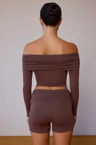 Doorschijnende off-shoulder top met lange mouwen in taupebruin