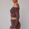 Doorschijnende off-shoulder top met lange mouwen in taupebruin