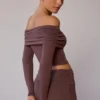 Doorschijnende off-shoulder top met lange mouwen in taupebruin