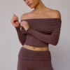 Doorschijnende off-shoulder top met lange mouwen in taupebruin