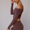 Doorschijnende off-shoulder top met lange mouwen in taupebruin