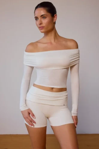 Doorschijnende off-shoulder top met lange mouwen in zacht wit