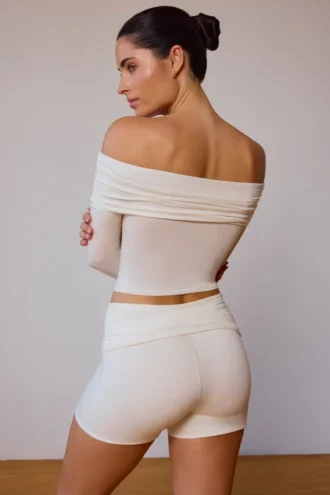 Doorschijnende off-shoulder top met lange mouwen in zacht wit