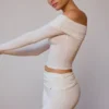 Doorschijnende off-shoulder top met lange mouwen in zacht wit
