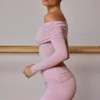 Doorschijnende off-shoulder top met lange mouwen in zachtroze