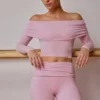Doorschijnende off-shoulder top met lange mouwen in zachtroze