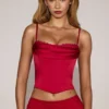 Eirwen satijnen korset-top met cowl-hals en vetersluiting in True Red