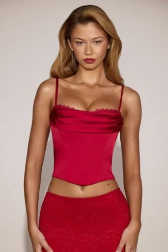 Eirwen satijnen korset-top met cowl-hals en vetersluiting in True Red