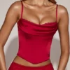 Eirwen satijnen korset-top met cowl-hals en vetersluiting in True Red