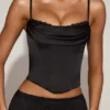 Eirwen satijnen korset-top met cowl-hals en vetersluiting in zwart