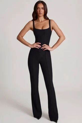 Elanie jumpsuit met ronde hals, korset en uitlopende pijpen in zwart