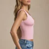 Elinda Modal tanktop met depe halslijn en geschulpte rand in zachtroze