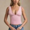 Elinda Modal tanktop met depe halslijn en geschulpte rand in zachtroze