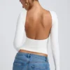 Elli Modal top met hoge hals, lange mouwen en open rug in wit
