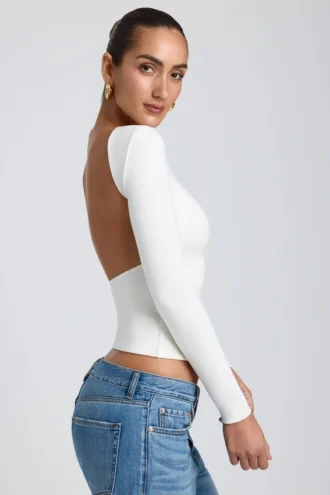 Elli Modal top met hoge hals, lange mouwen en open rug in wit